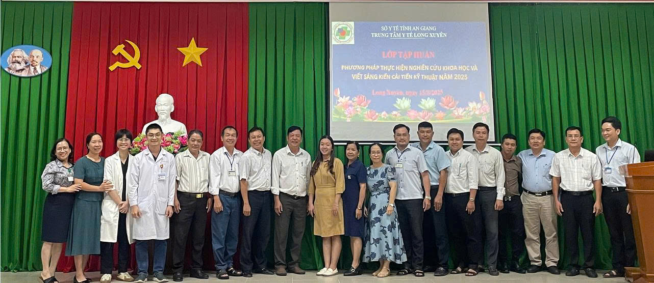 Trung tâm Y tế Long Xuyên tổ chức tập huấn phương pháp  nghiên cứu khoa học và viết sáng kiến cải tiến kỹ thuật, năm 2025